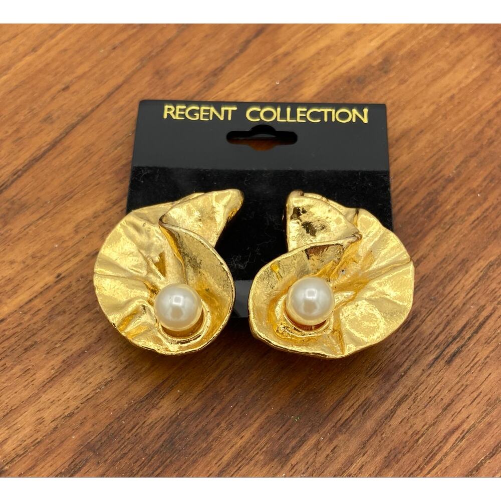 Vintage Sculptural Clip On Earrings Gold Tone Abstract Ribbon Faux Pearl Accents - Picture 8 of 13